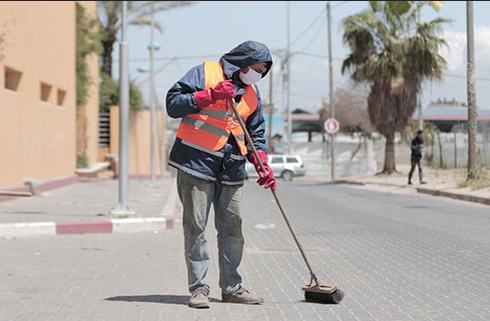 بلدية غزة تعلن فتح باب التسجيل لتشغيل عمال نظافة بدعم من اللجنة الدولية للصليب الأحمر